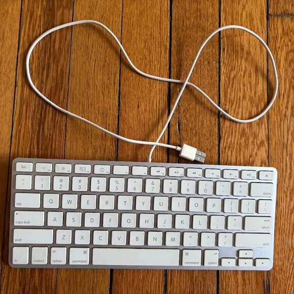 Apple: A1242 Ultra Thin Aluminum Wired Keyboard - Picture 1 of 6